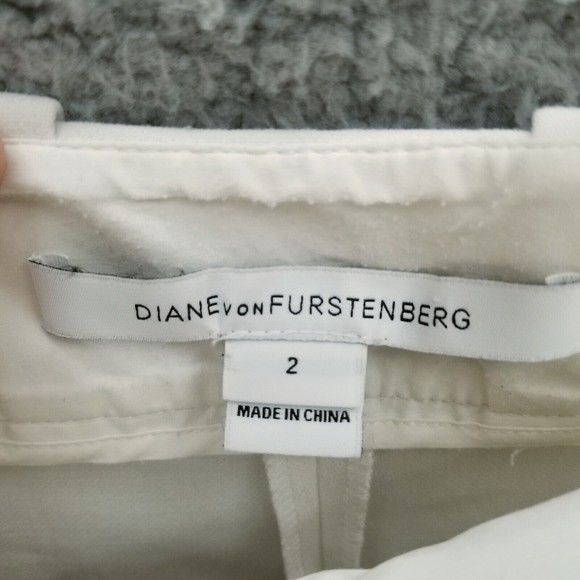 Diane Von Fustenberg Women's 2 White Pleated Shorts 29.25" 2.75" 9" - Picture 5 of 9